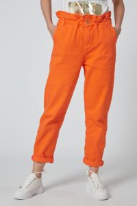 Χρωματιστό τζιν mom fit Φωτογραφία από Χρωματιστό τζιν mom fit