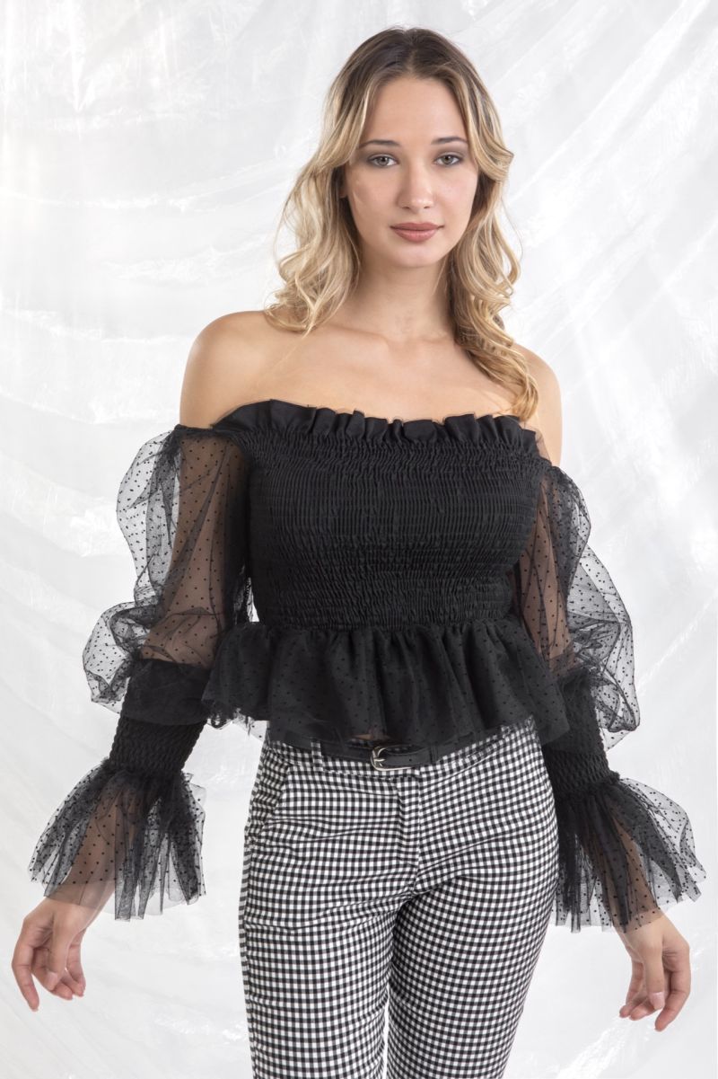 Crop top με ακάλυπτους ώμους & διαφάνεια πουά Φωτογραφία από Crop top με ακάλυπτους ώμους & διαφάνεια πουά