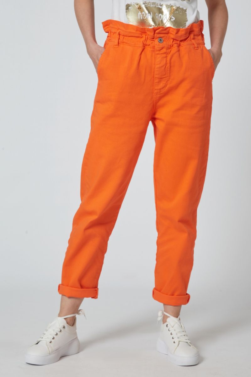 Χρωματιστό τζιν mom fit Φωτογραφία από Χρωματιστό τζιν mom fit